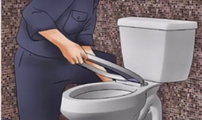 Tại sao bồn cầu lại bị bắn nước, kêu ục ục?
