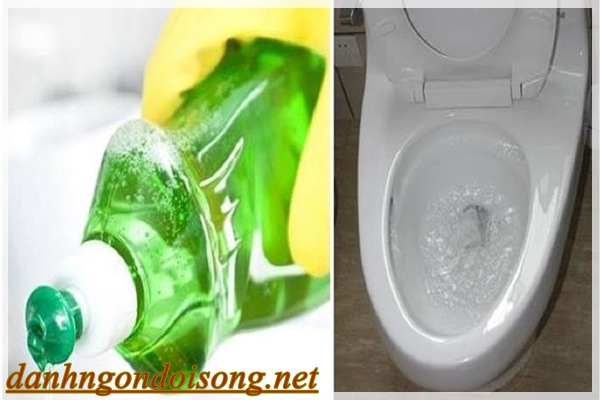 Khắc phục bồn cầu bị đầy nước bằng cách sử dụng nước rửa bát và nước nóng