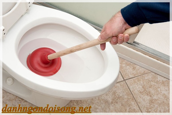 thông bồn cầu hiệu quả