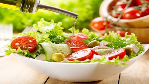 Kết hợp dầu oliu vs các món salad