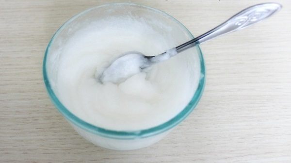Baking soda và dầu dừa làm giảm vết thâm mà còn làm se khít lỗ chân lông