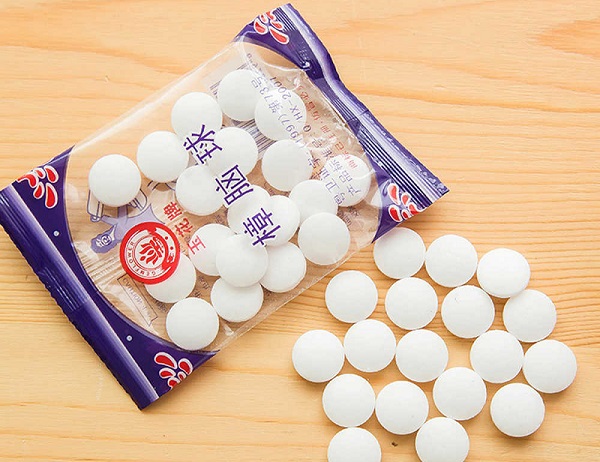 ​​Khử mùi hôi nhà vệ sinh bằng viên long não.