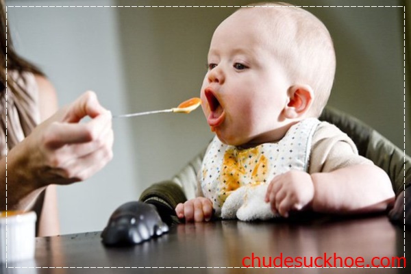 Làm dầu gấc cho bé ăn dặm