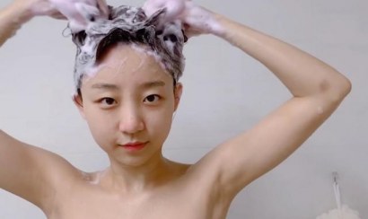 [CÓ LINK]Streamer Henney lộ clip nóng khoe đường cong khi đang Live