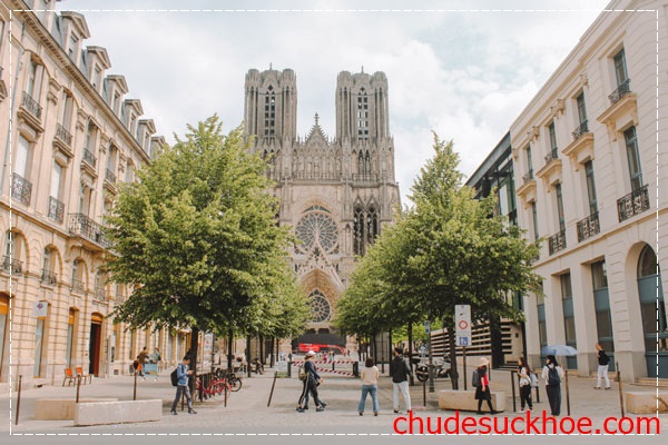 du lịch pháp ở nhà thờ Reims
