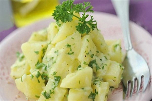 Có thể bổ sung thực đơn giảm cân bằng salad khoai tây