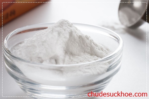 Baking soda giúp tẩy áo trắng bị lem màu dễ dàng