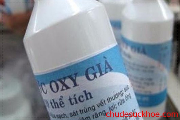 Oxy già tẩy áo trắng bị lem màu dễ dàng