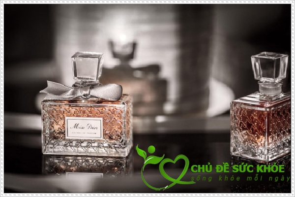 khử mùi hôi nhà cầu bằng nước hoa