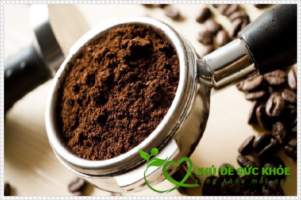 khử mùi hôi nhà cầu bằng bã cà phê