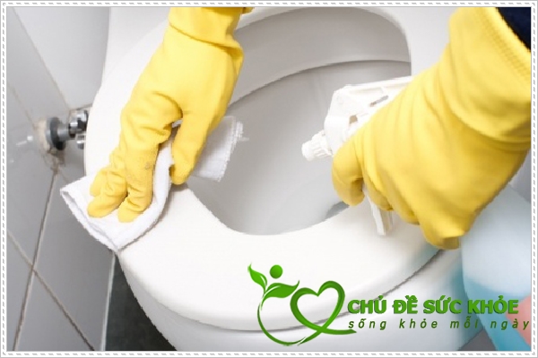 làm sạch bên ngoài bồn cầu