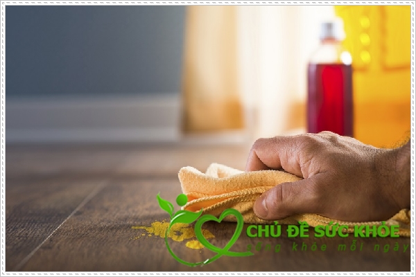vệ sinh sàn nhà bằng cách xóa vết bẩn trên nền nhà