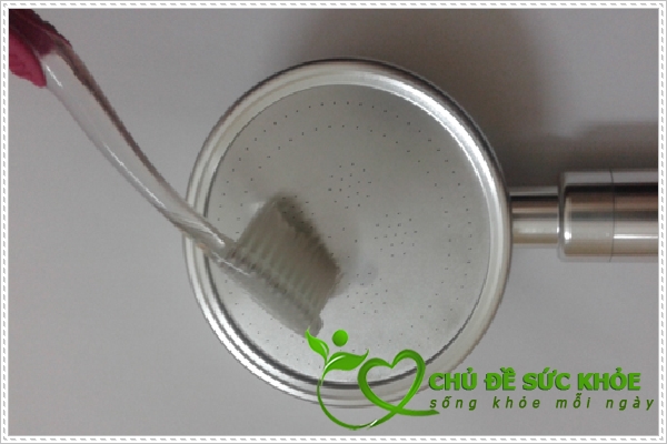 Cách vệ sinh vòi nước nóng lạnh tiện lợi