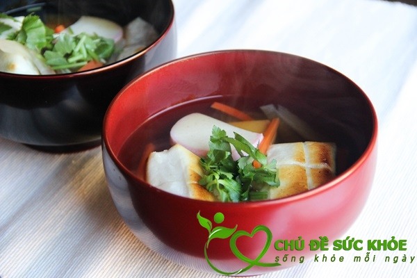 Không để thức ăn nóng vào tủ lạnh để tiết kiệm điện cho tủ lạnh