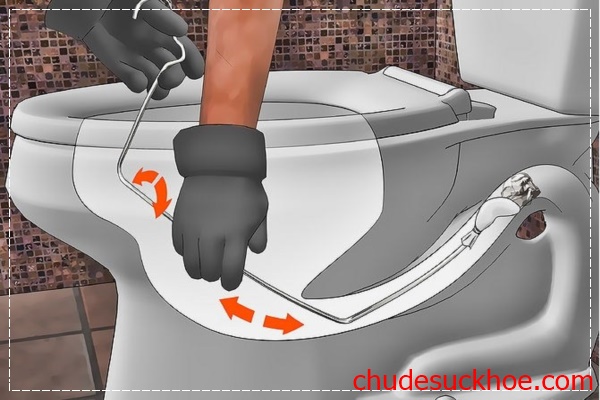 thông tắc bồn cầu bằng móc treo quần áo