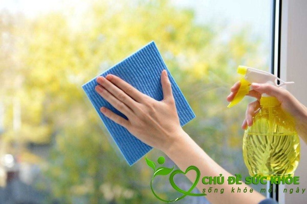 vệ sinh cửa phòng khách