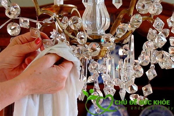 vệ sinh thiết bị chiếu sáng trong phòng khách