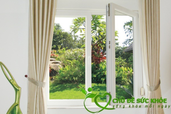 mở cửa sổ để thông thoáng vệ sinh nội thất