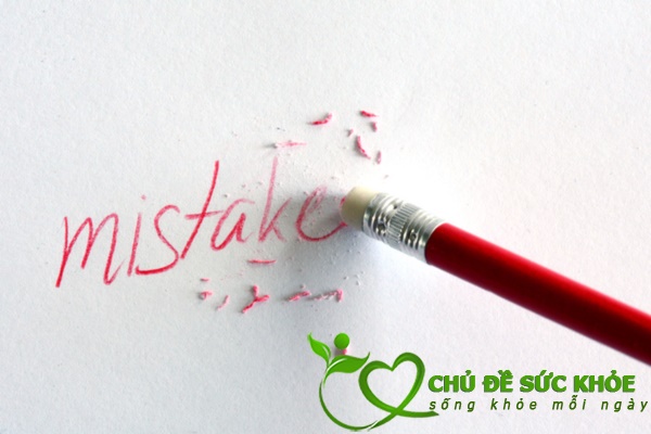 Dùng gôm làm sạch gạch bóng kiếng