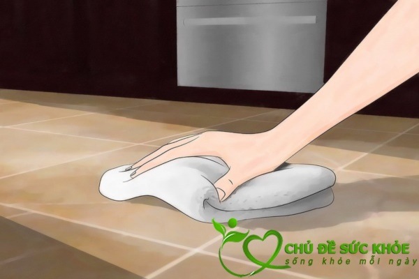 Dùng khăn mềm để lau gạch bóng kiếng