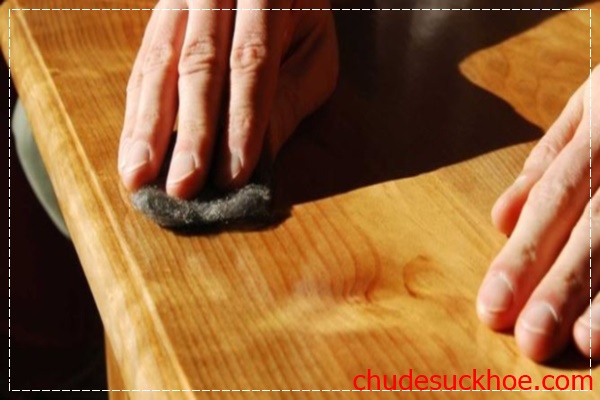 Vệ sinh nhà cửa đánh bóng đồ gỗ bị trầy xước