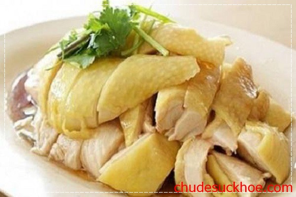 Không nên ăn thịt gà sau khi nặn mụn