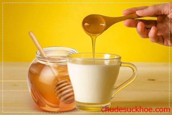 Tắm trắng bằng sữa tươi và mật ong